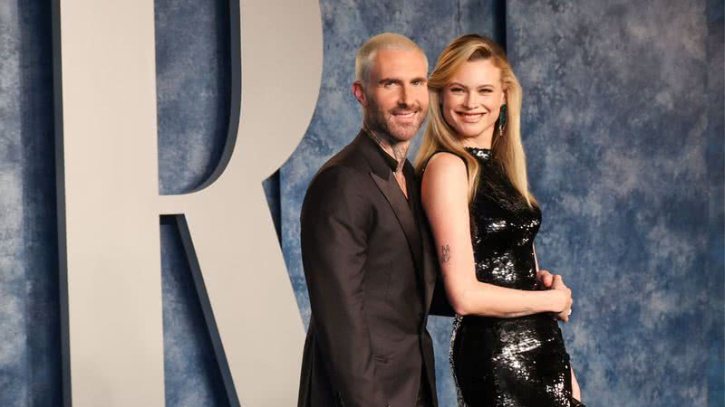 Adam Levine e Behati Prinsloo posam juntos em After Party do Oscar após escândalo envolvendo traição - (Photo by Amy Sussman/Getty Images)