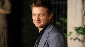 Após grave acidente na neve, Jeremy Renner surge andando em vídeo; assista - Foto: Jason Merritt/Getty Images for MIU MIU