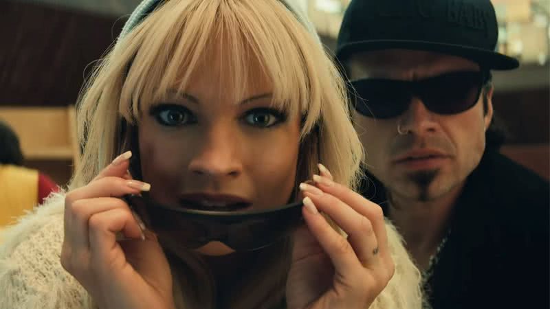 Lily James e Sebastian Stan interpretando Pamela Anderson e Tommy Lee em trailer da série "Pam & Tommy" - Reprodução/ YouTube
