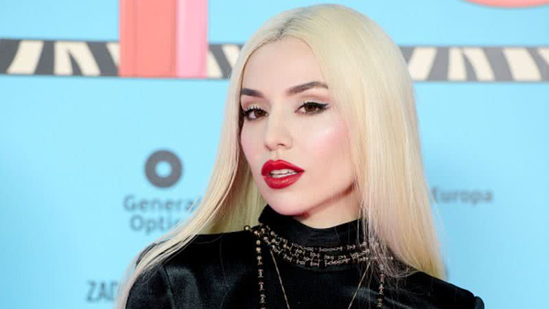 Ava Max leva tapa de homem durante show: "Arranhou o interior do meu olho" - Getty Images