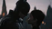Robert Pattinson e Zoë Kravitz como Homem-Morcego e Mulher-Gato em "The Batman" - Divulgação