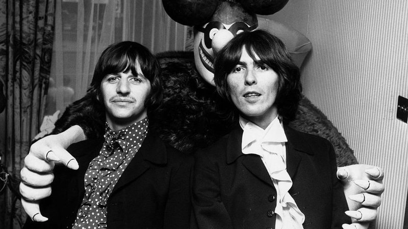Ringo Starr e George Harrison posam com personagem de seu filme musical de animação "Yellow Submarine" em 8 de julho de 1968 - Getty Images