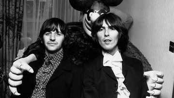 Ringo Starr e George Harrison posam com personagem de seu filme musical de animação "Yellow Submarine" em 8 de julho de 1968 - Getty Images