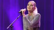 Cantora Kelsea Ballerini é atingida no rosto por objeto durante show - Getty Images