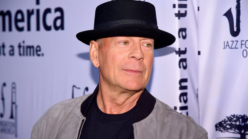 Comemorando O Aniversário De 68 Anos Bruce Willis Aparece Sorridente Ao Lado Da Família Após
