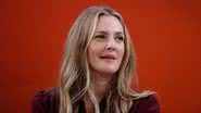 Drew Barrymore no palco durante o painel C"onstruindo uma marca em um mundo com dispositivos móveis" no Times Center Stage - Getty Images