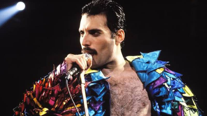 Freddie Mercury durante uma de suas muitas apresentações icônicas - Reprodução