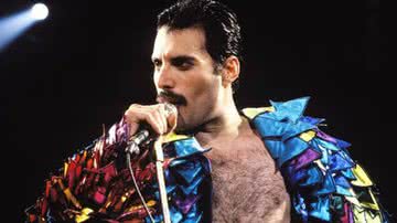 Freddie Mercury durante uma de suas muitas apresentações icônicas - Reprodução