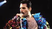 Freddie Mercury durante uma de suas muitas apresentações icônicas - Reprodução