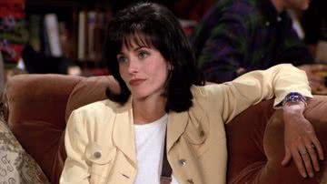 Courteney Cox como Monica Geller em "Friends" (1994-2004) - Divulgação/Warner Bros. Pictures