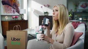 Gwyneth Paltrow com a vela "This Smells Like My Vagina" em novo comercial - Divulgação/ Uber Eats