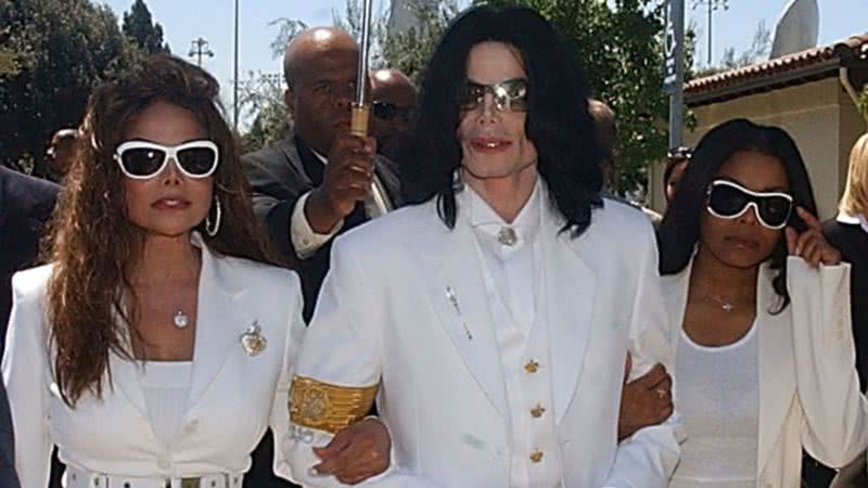 Michael Jackson com as irmãs LaToya (esquerda) e Janet (direita)