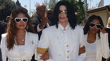 Michael Jackson com as irmãs LaToya (esquerda) e Janet (direita)