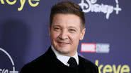 Jeremy Renner chora em primeira entrevista após grave acidente: "Perdi muita carne e ossos nessa experiência" - Foto: Matt Winkelmeyer/Getty Images