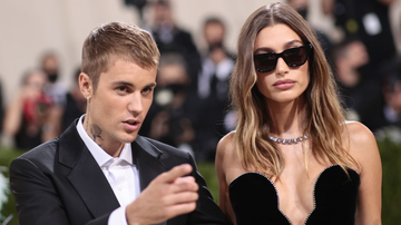 Justin e Hailey Bieber no MET Gala 2021 - Getty Images