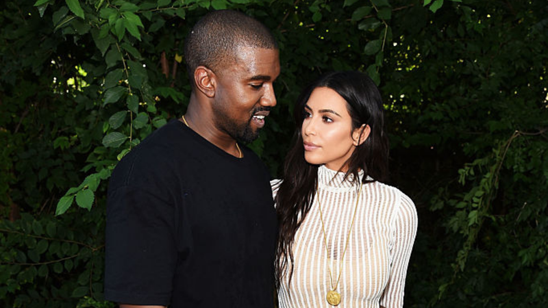 Kanye West e Kim Kardashian comparecem ao desfile de moda da 4ª temporada de Kanye West Yeezy - Getty Images