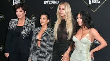Kris Jenner, Kourtney Kardashian, Khloe Kardashian e Kim Kardashian West participam do E! Prêmios People's Choice em 2019 - Getty Images