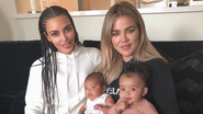 Kim  e Khloé Kardashian com as filhas - Reprodução