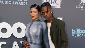 Em foto publicada pelo rapper no domingo (24), Kylie Jenner comenta emoji grávida. Confira! - Getty Images