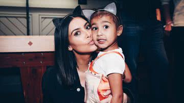 Kim Kardashian com a filha North West em 2017 - Getty Images