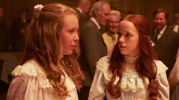 Miranda McKeon e Amybeth McNulty em cena de "Anne with an E" - Ken Woroner/Netflix