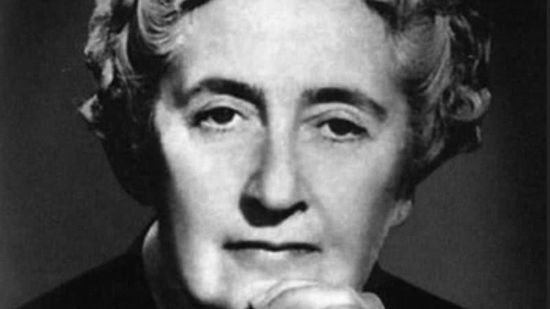 O dia que Agatha Christie se tornou uma personagem de seus livros - Agatha Christie plaque -Torre Abbey.jpg: Violetriga / derivative work: F l a n k e r, CC BY-SA 3.0 / Wikimedia Commons