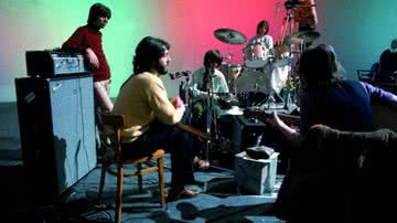 John Lennon, Paul McCartney, George Harrison e Ringo Starr durante os bastidores da gravação do Let It Be (1970) - Ethan A. Russell/ Divulgação