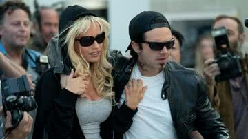 Lily James e Sebastian Stan como Pamela Anderson e Tommy Lee em nova série - Reprodução/ Star+
