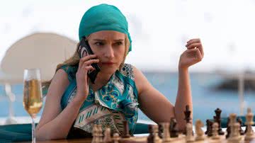 Julia Garner em cena de Inventing Anna - Divulgação/Netflix