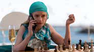 Julia Garner em cena de Inventing Anna - Divulgação/Netflix