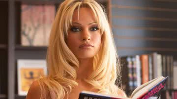 Lily James caracterizada como Pamela Anderson - Divulgação/ Star+