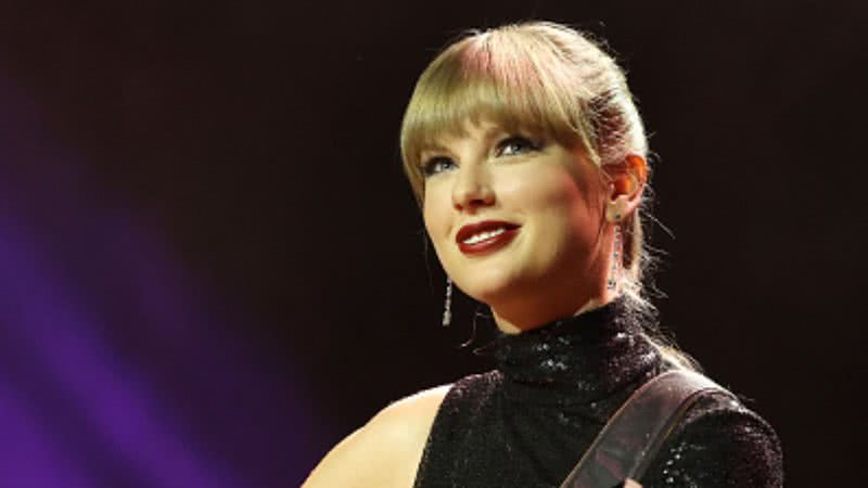 Taylor Swift cai no riso enquanto canta suposta música sobre Kanye West - Getty Images
