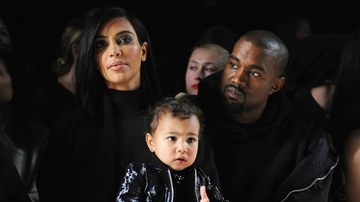 Kim Kardashian, North West e Kanye West no Alexander Wang Fashion Show em 2015 - Getty Images
