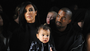 Kim Kardashian, North West e Kanye West no Alexander Wang Fashion Show em 2015 - Getty Images