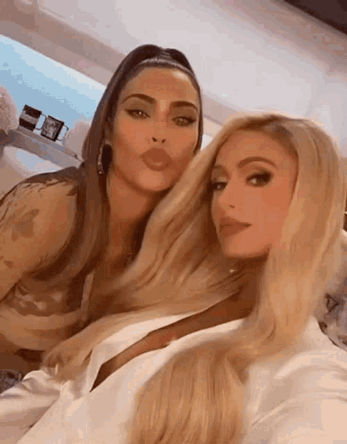 Curiosidades sobre a icônica e polêmica amizade de Kim Kardashian e Paris Hilton