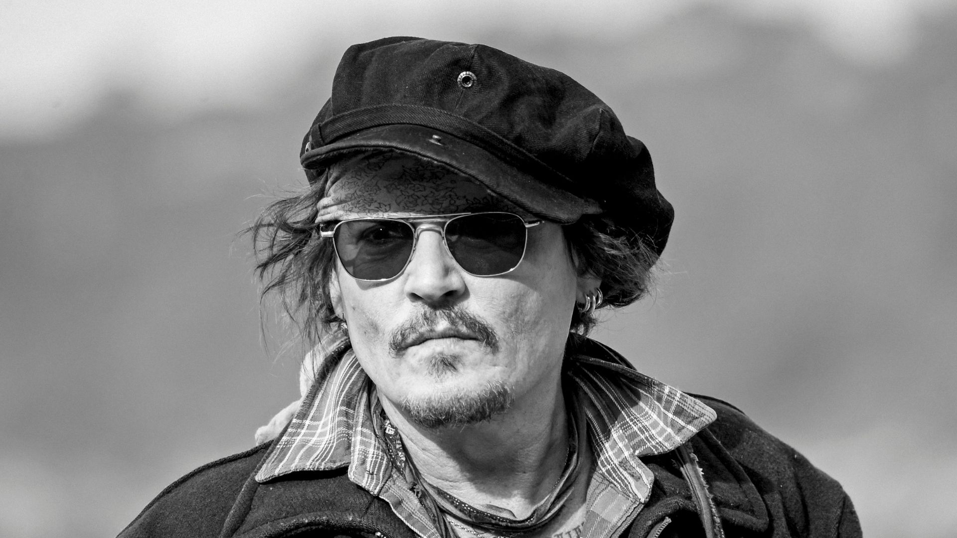 Johnny Depp choca fãs ao aparecer em show após julgamento