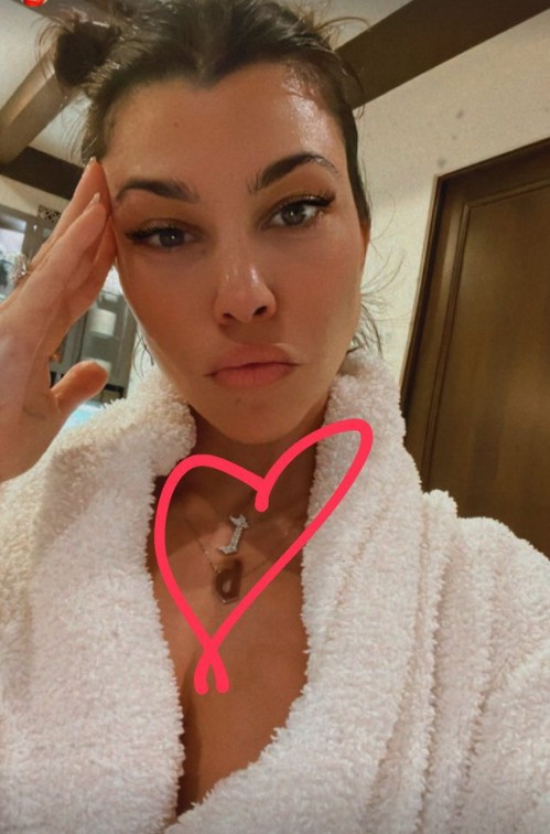 Kourtney Kardashian usa colar personalizado de R$ 44 mil com iniciais de Travis Barker