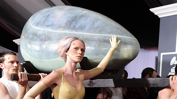 Lady Gaga dentro de ovo gigante