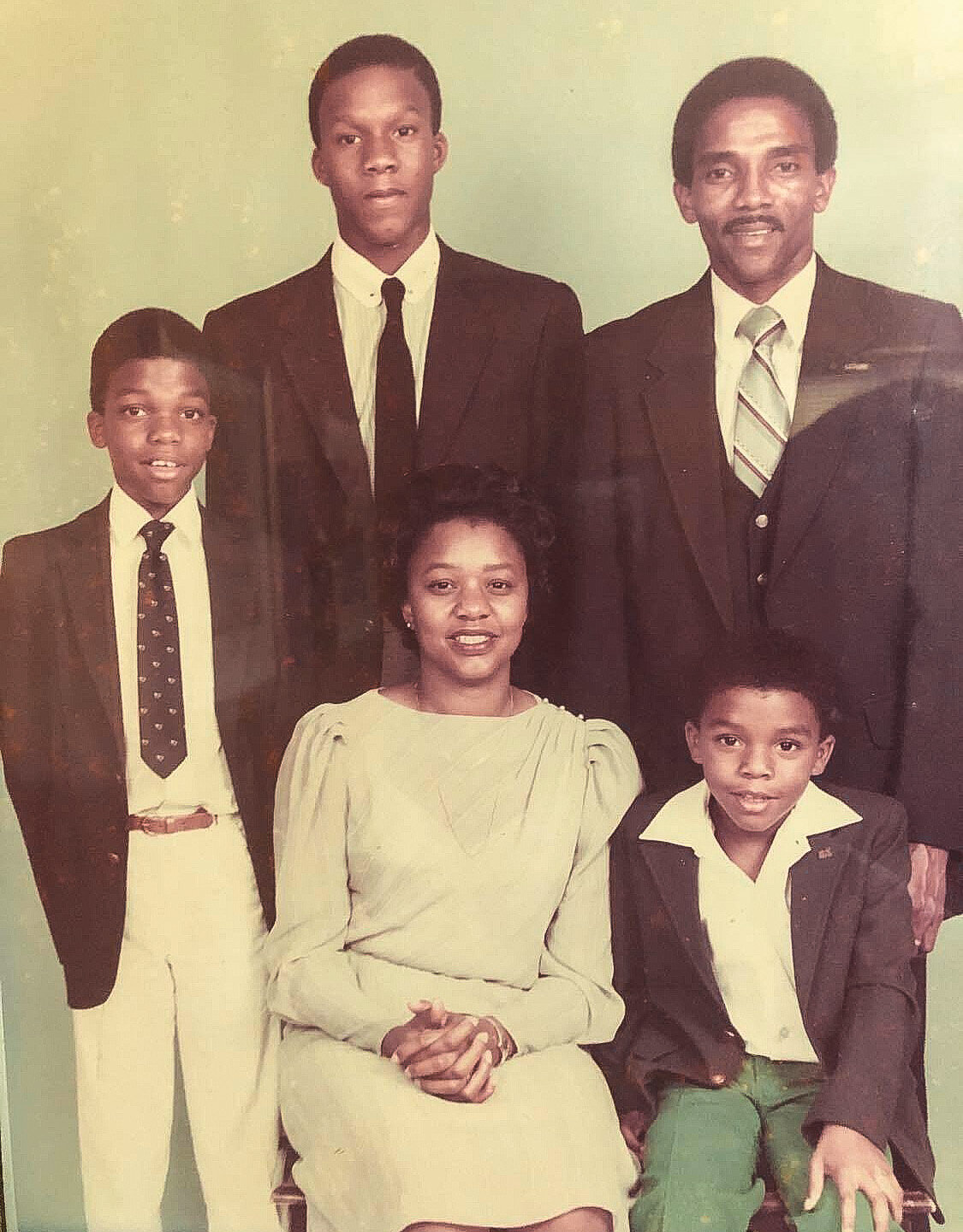 Retrato da família Boseman com Chadwick sentado à direita