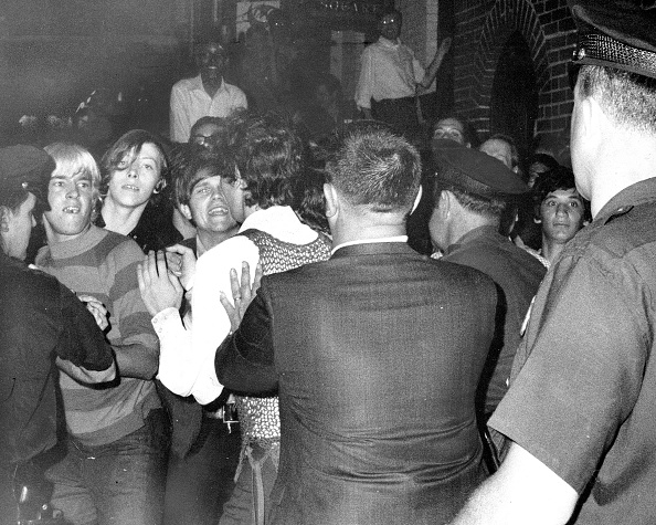 A revolta de Stonewall foi causada pela morte de Judy Garland? 