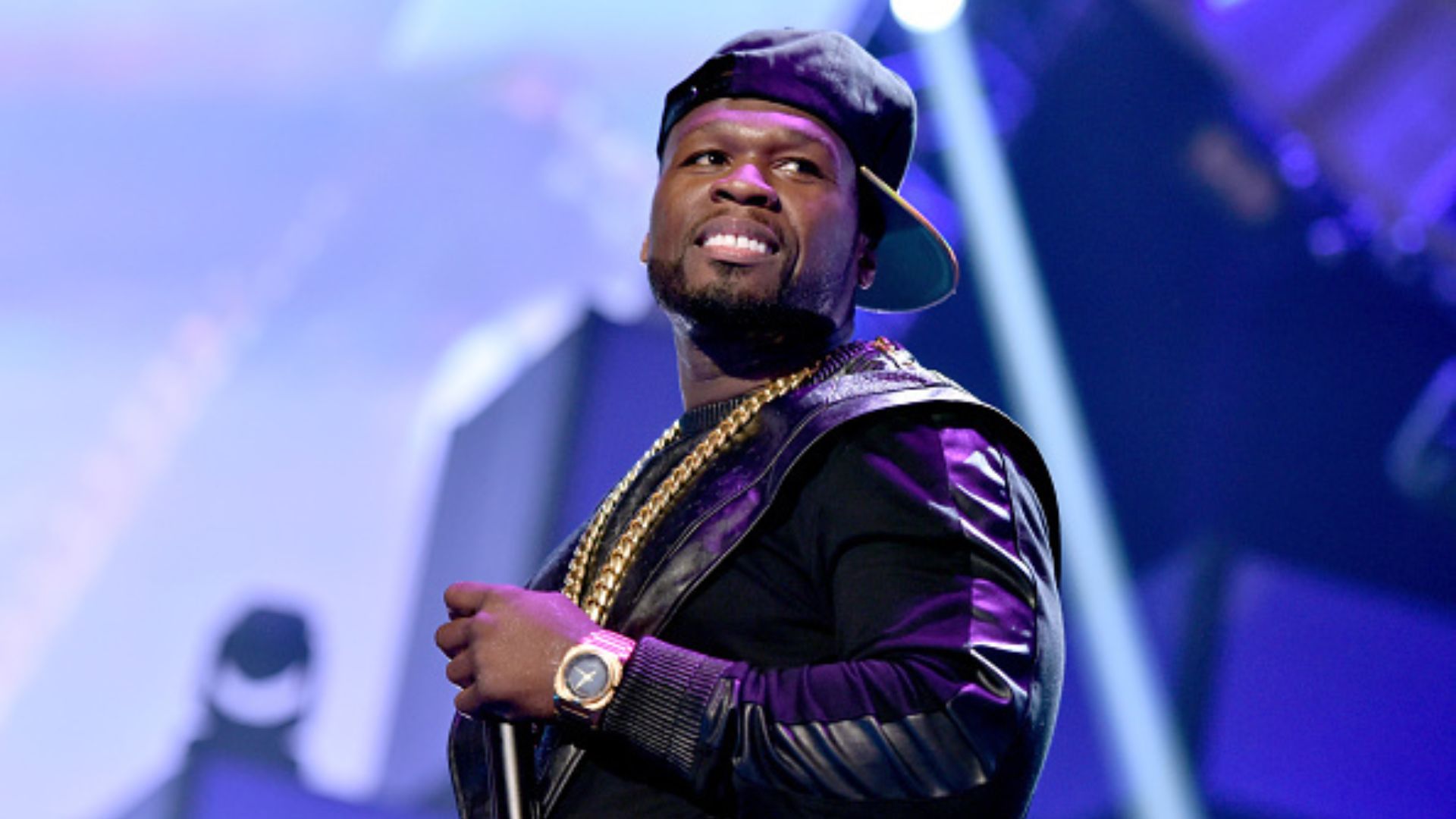 50 Cent arremessa microfone em direção ao público e deixa mulher ferida