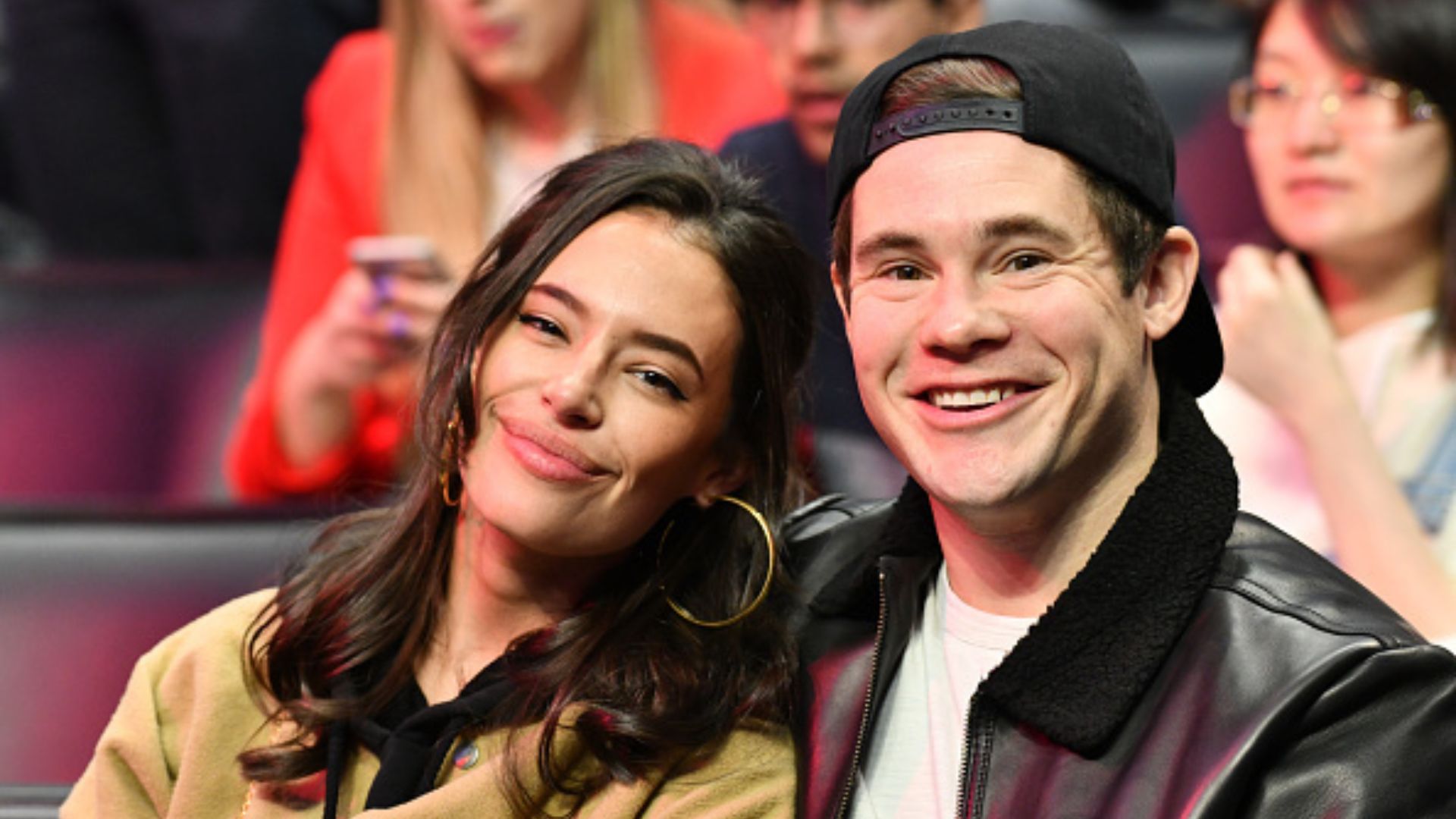 Adam Devine e Chloe Bridges esperam o primeiro filho: “Pequena família”