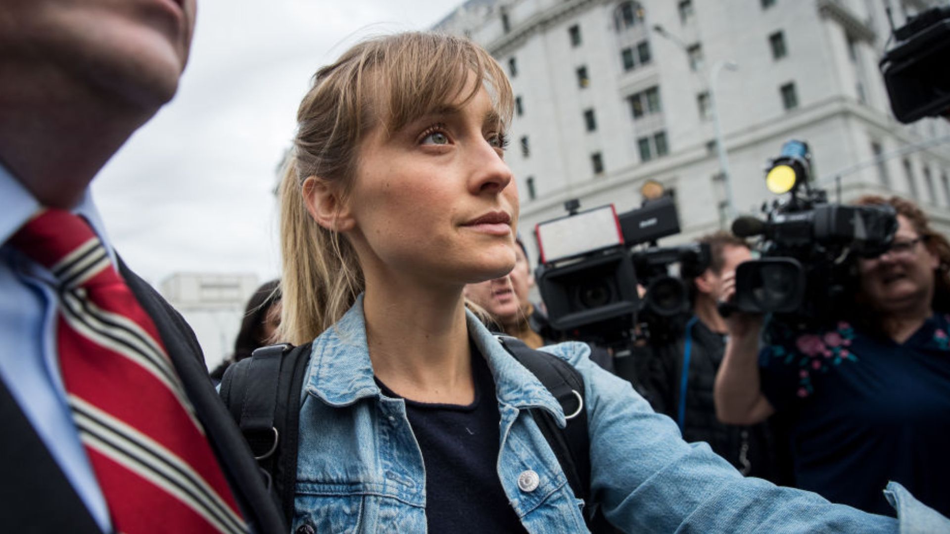 Allison Mack revela o motivo de ter entrado na NXIVM, seita de escravidão sexual