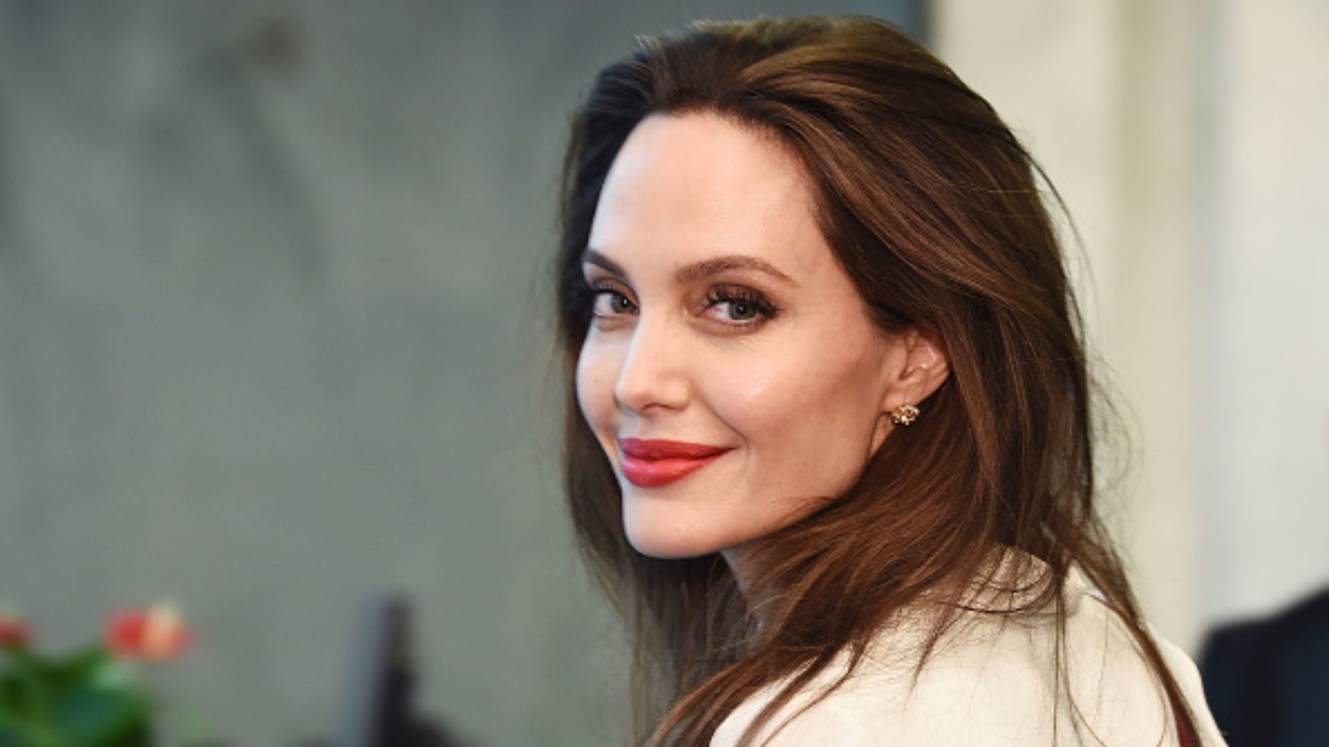 ‘Angelina Jolie Zumbi’ revela rosto verdadeiro ao sair da prisão; veja