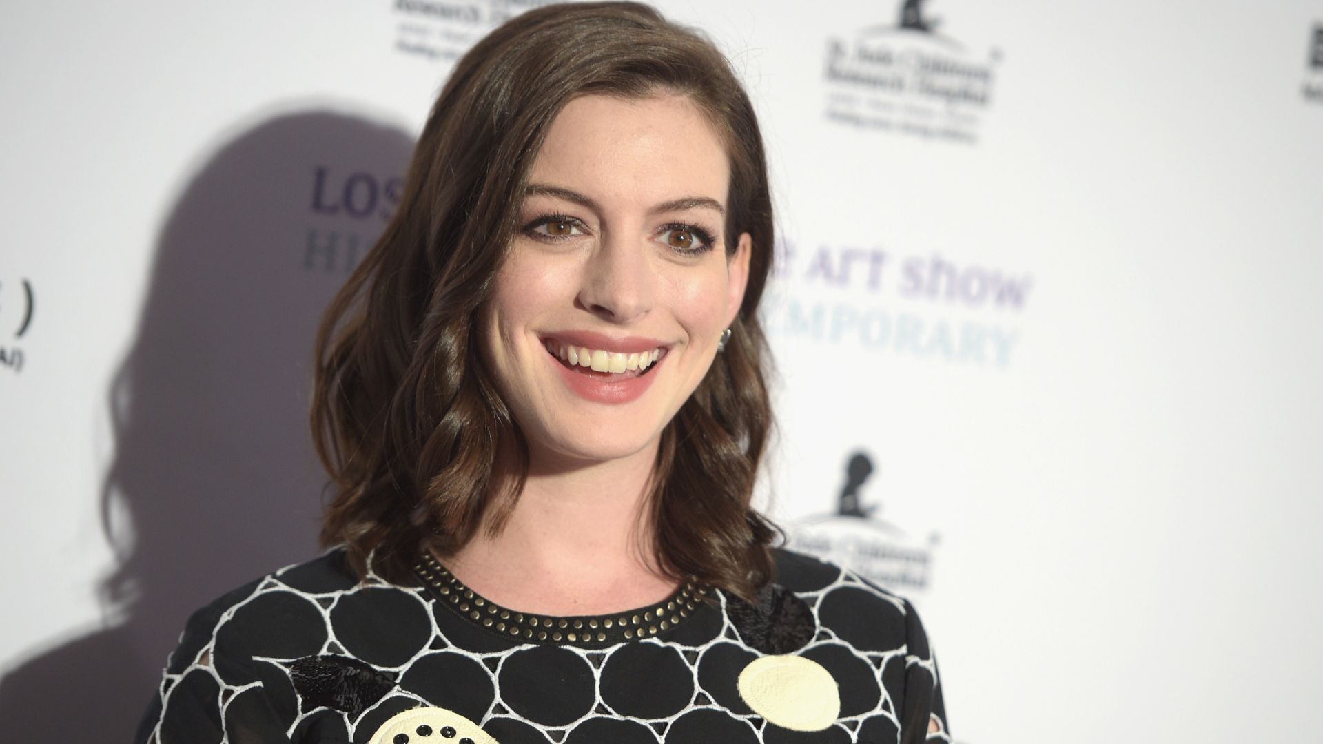 Polêmica! Anne Hathaway diz que ainda é fã deste ator cancelado