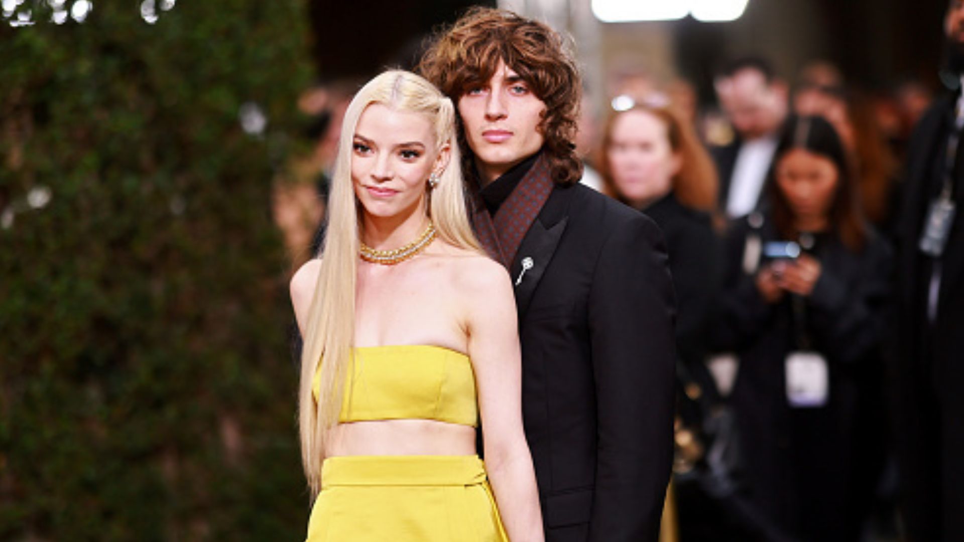 Anya Taylor-Joy e Malcolm McRae se casam na Itália