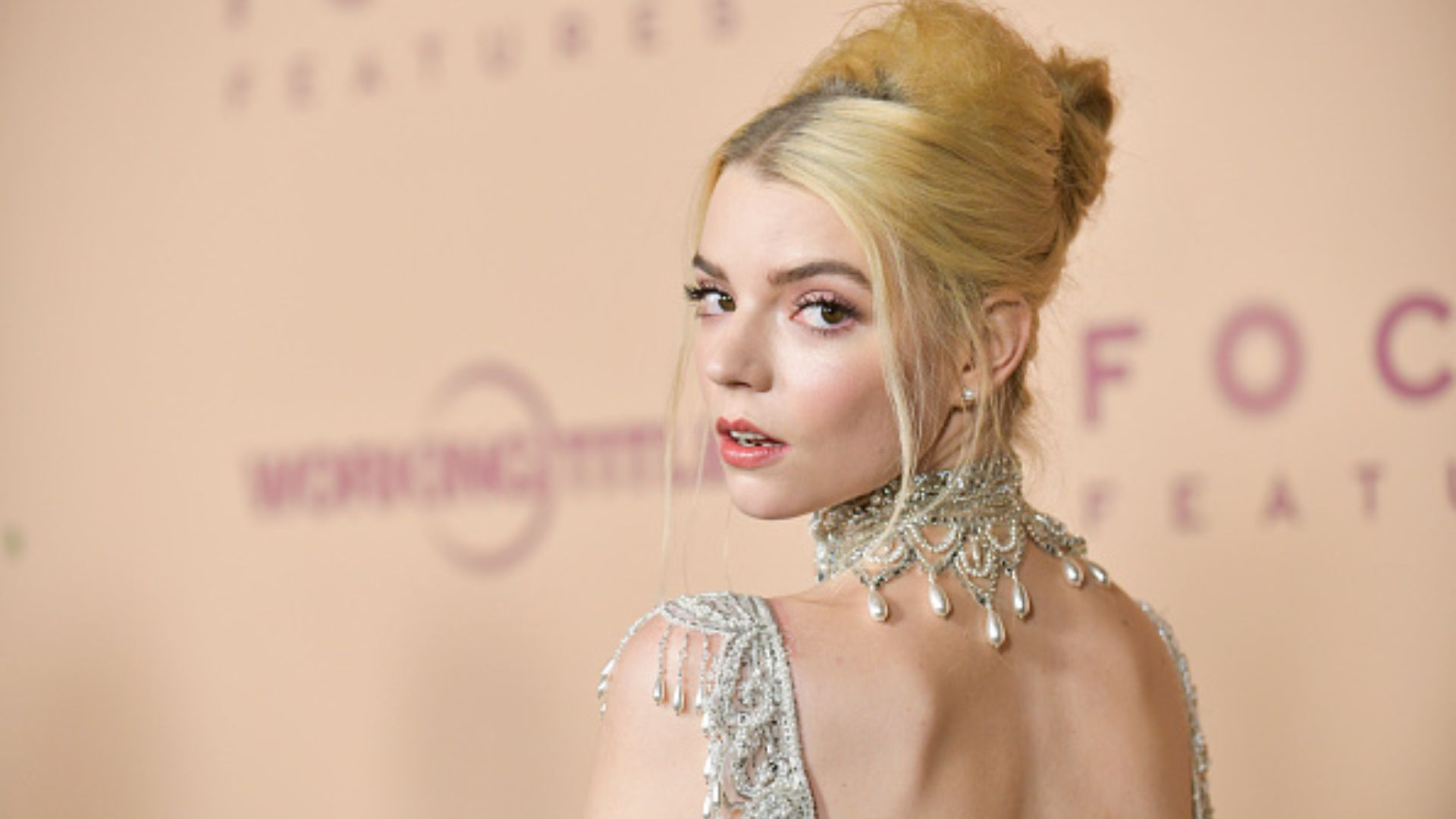 Anya Taylor-Joy revela que abandonou a escola após sofrer bullying: “tinham o hábito de me trancar em armários”