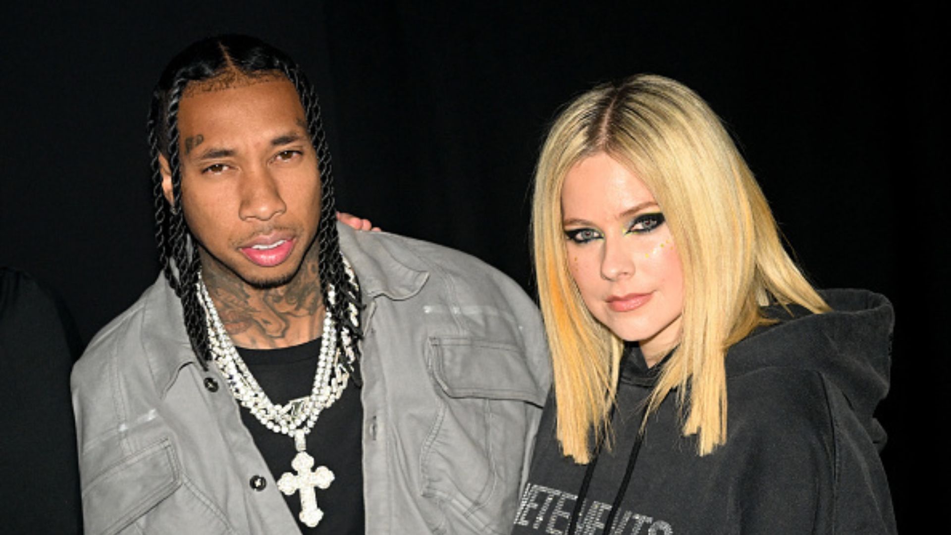 Após rumores, Avril Lavigne e Tyga confirmam romance em evento de moda