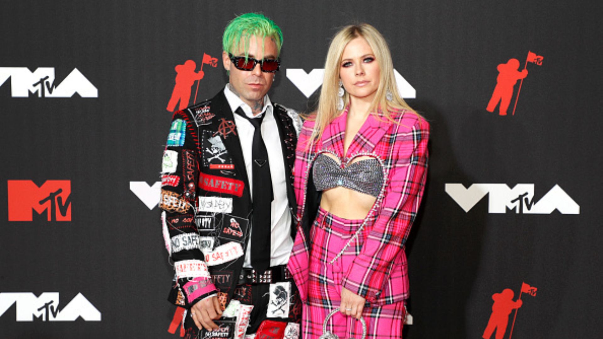 Após ser flagrada com Tyga, site anuncia fim de noivado de Avril Lavigne