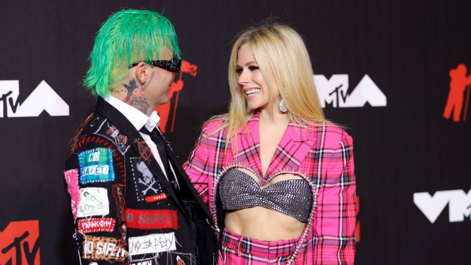 Avril Lavigne e Mod Sun deram festa icônica de noivado; detalhes